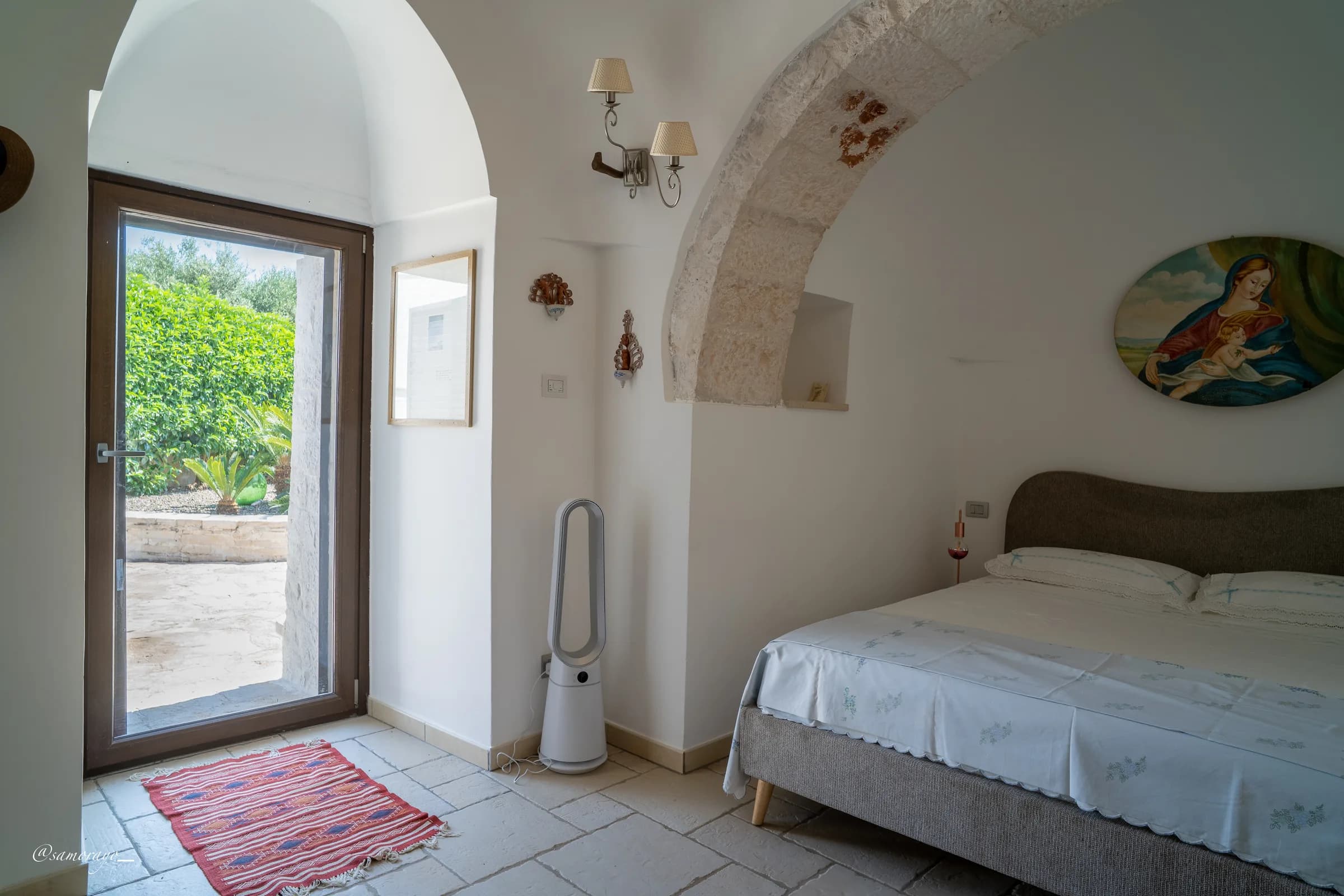 Il letto con la porta aperta sul giardino, luce del giorno