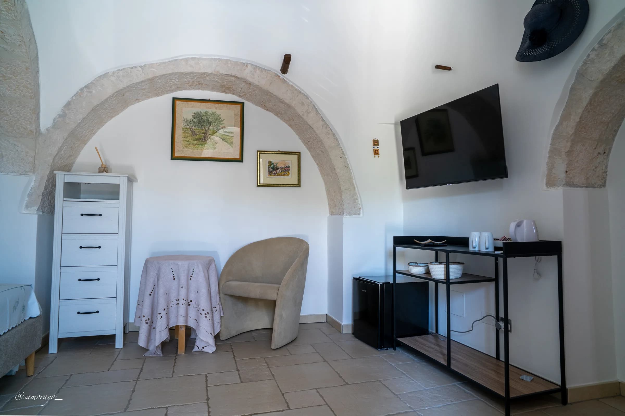 Zona TV, mensola e minibar della suite