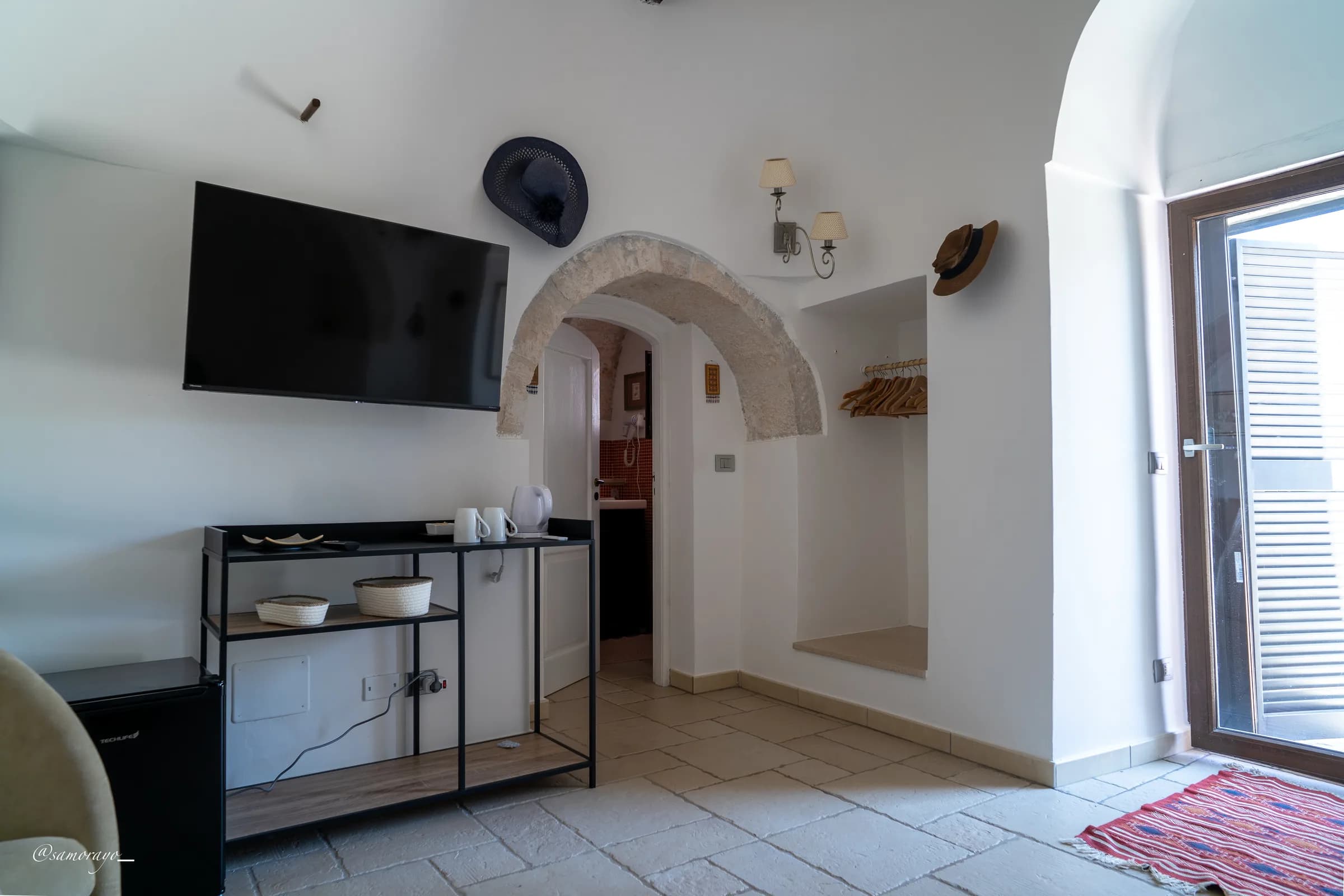 Cabina armadio e disimpegno verso il bagno