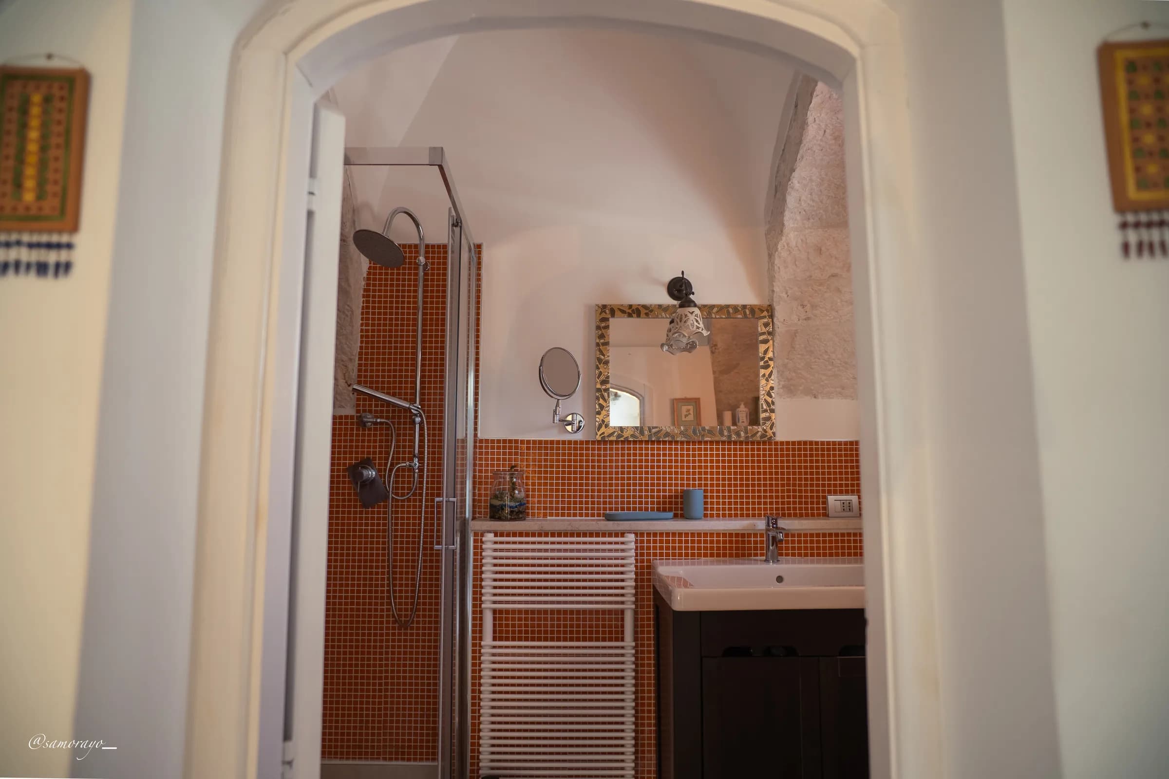 Vista d'insieme del bagno en-suite con cementine arancioni