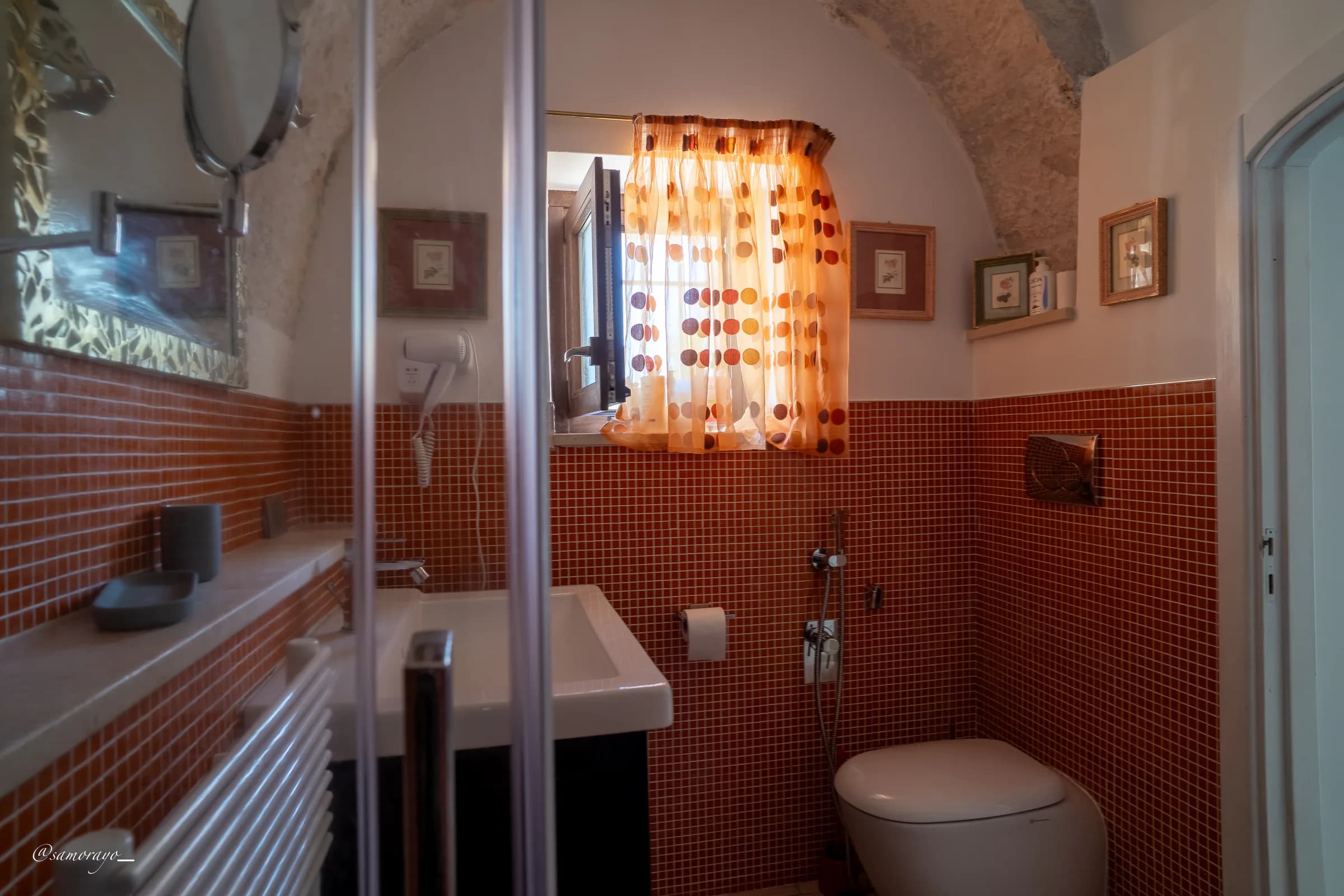 Sanitari del bagno, luce naturale dalla finestra