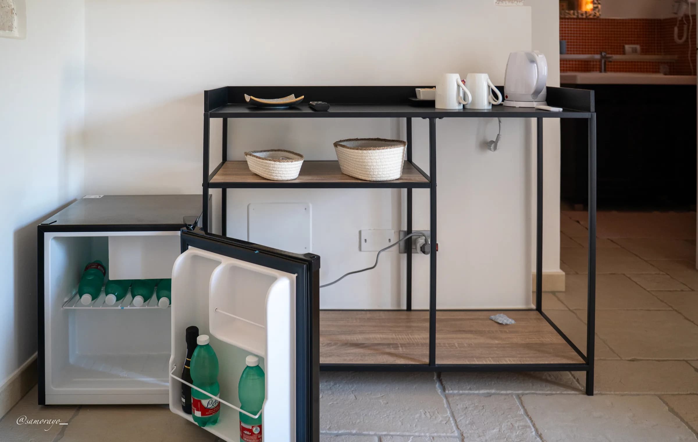 Angolo minibar e bollitore per il tè