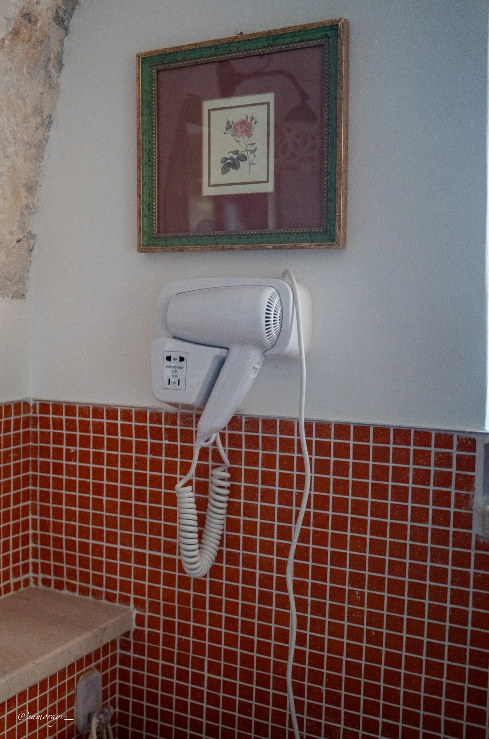 Dettaglio del bagno, asciugacapelli
