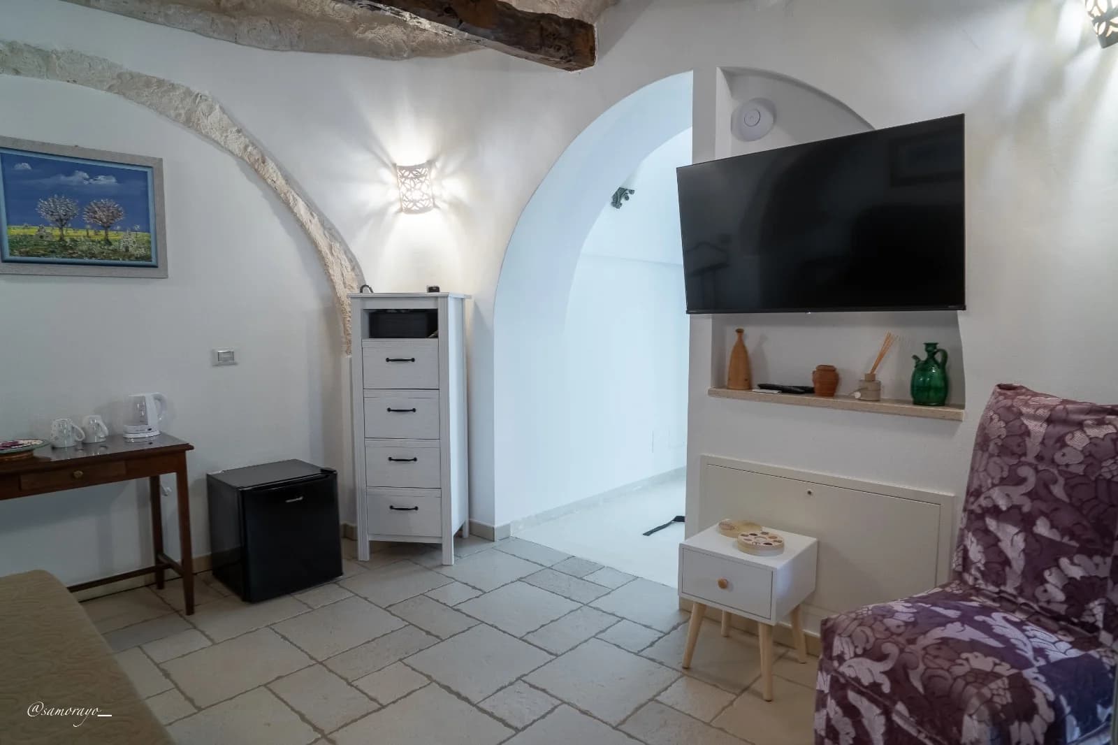 Angolo TV e cassettiera, con l'arco verso il salottino