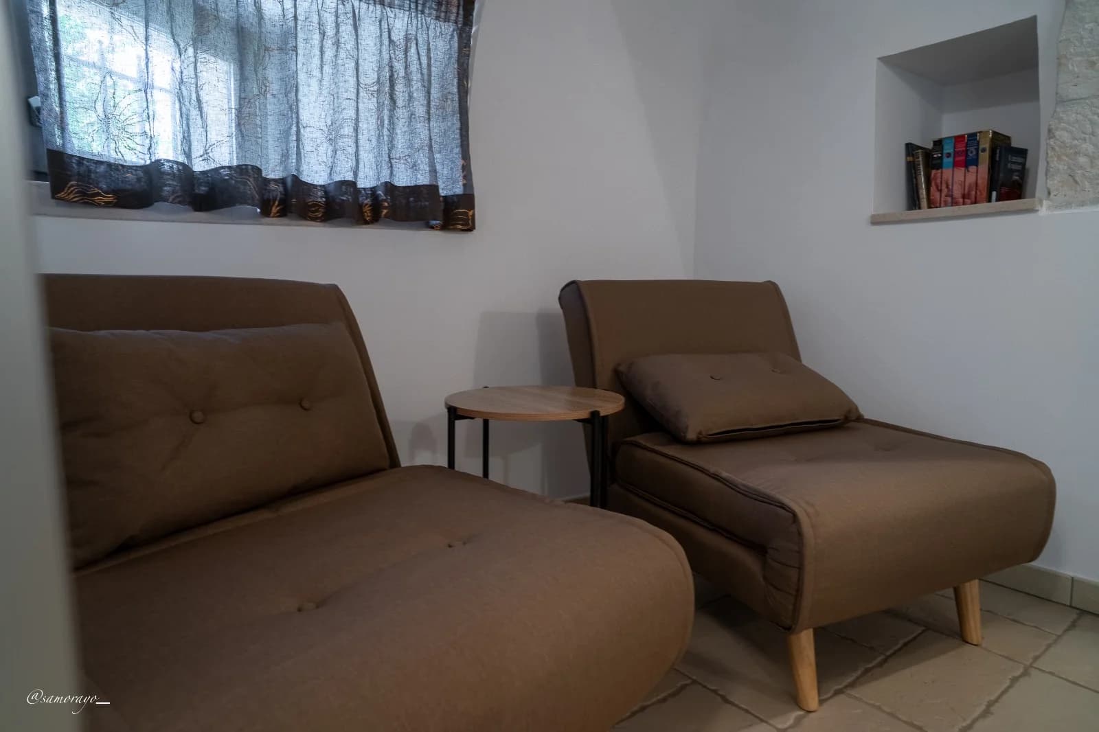 Dettaglio delle poltrone letto con libreria