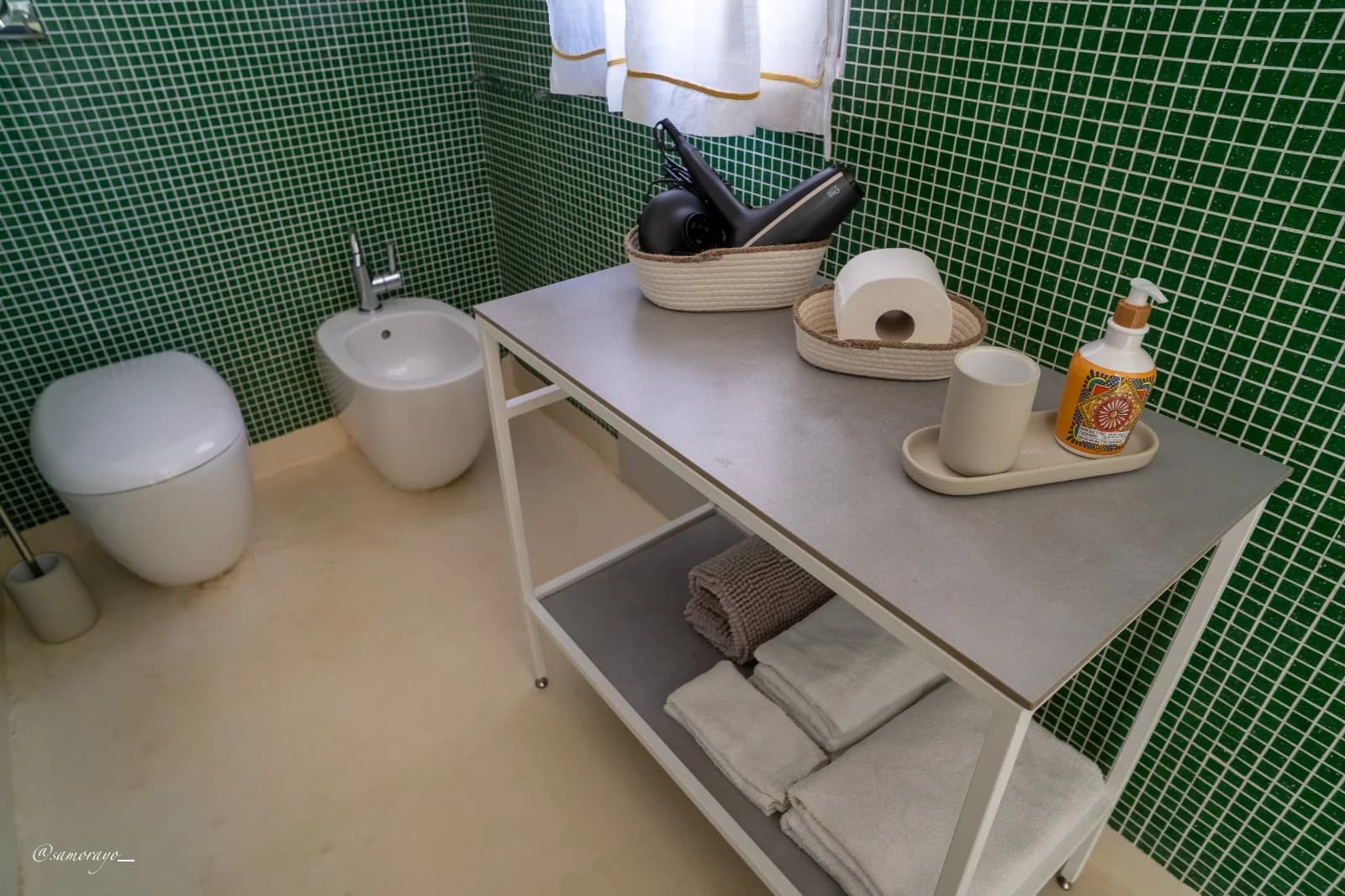 Carrello con set di cortesia e asciugamani