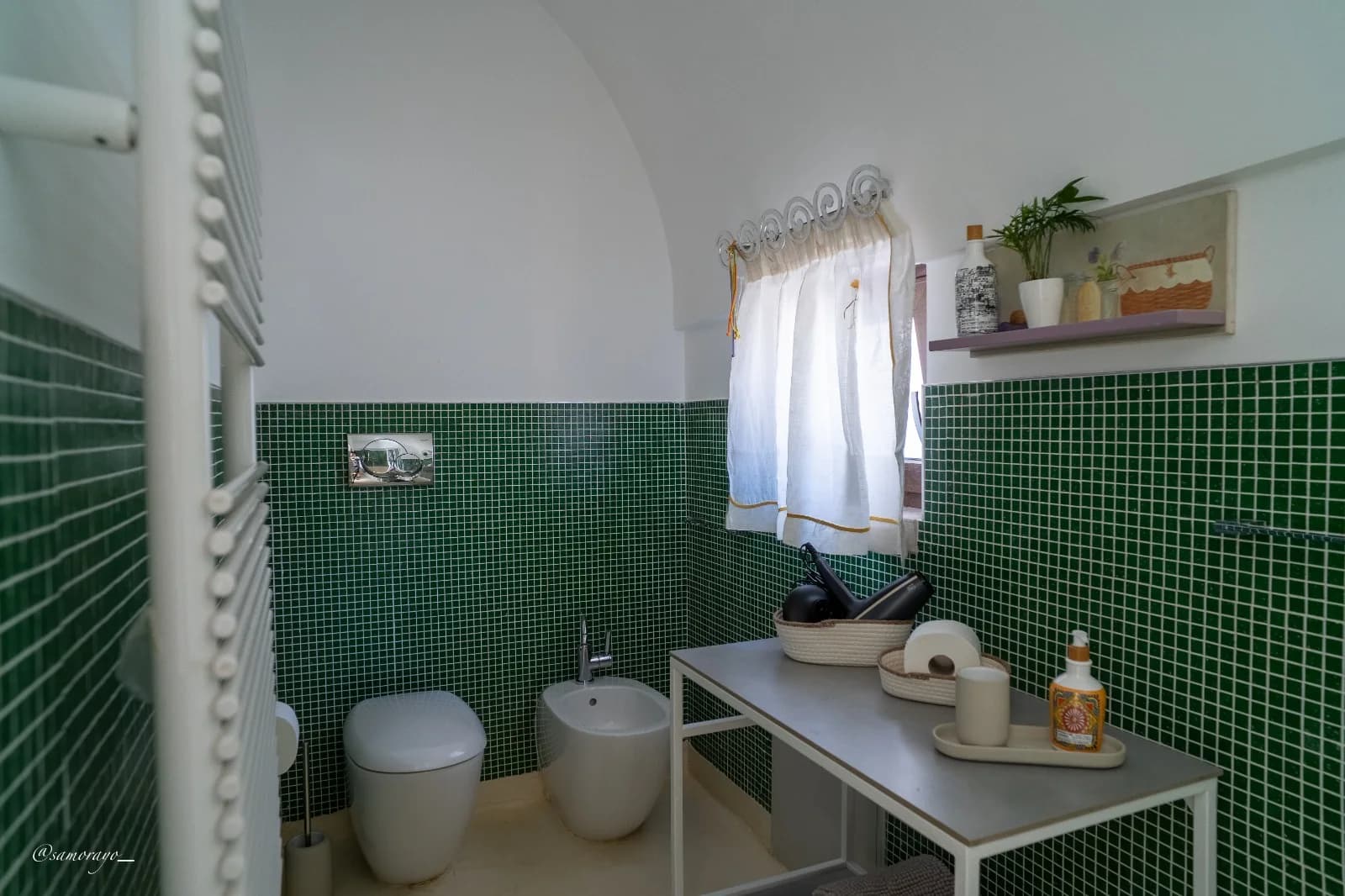 Bagno en-suite con piastrelle verdi, vista d'insieme