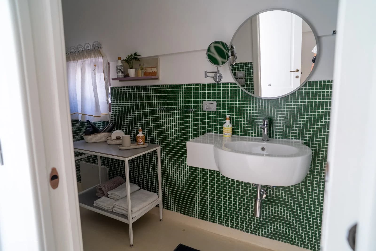 Lavabo e specchio del bagno en-suite