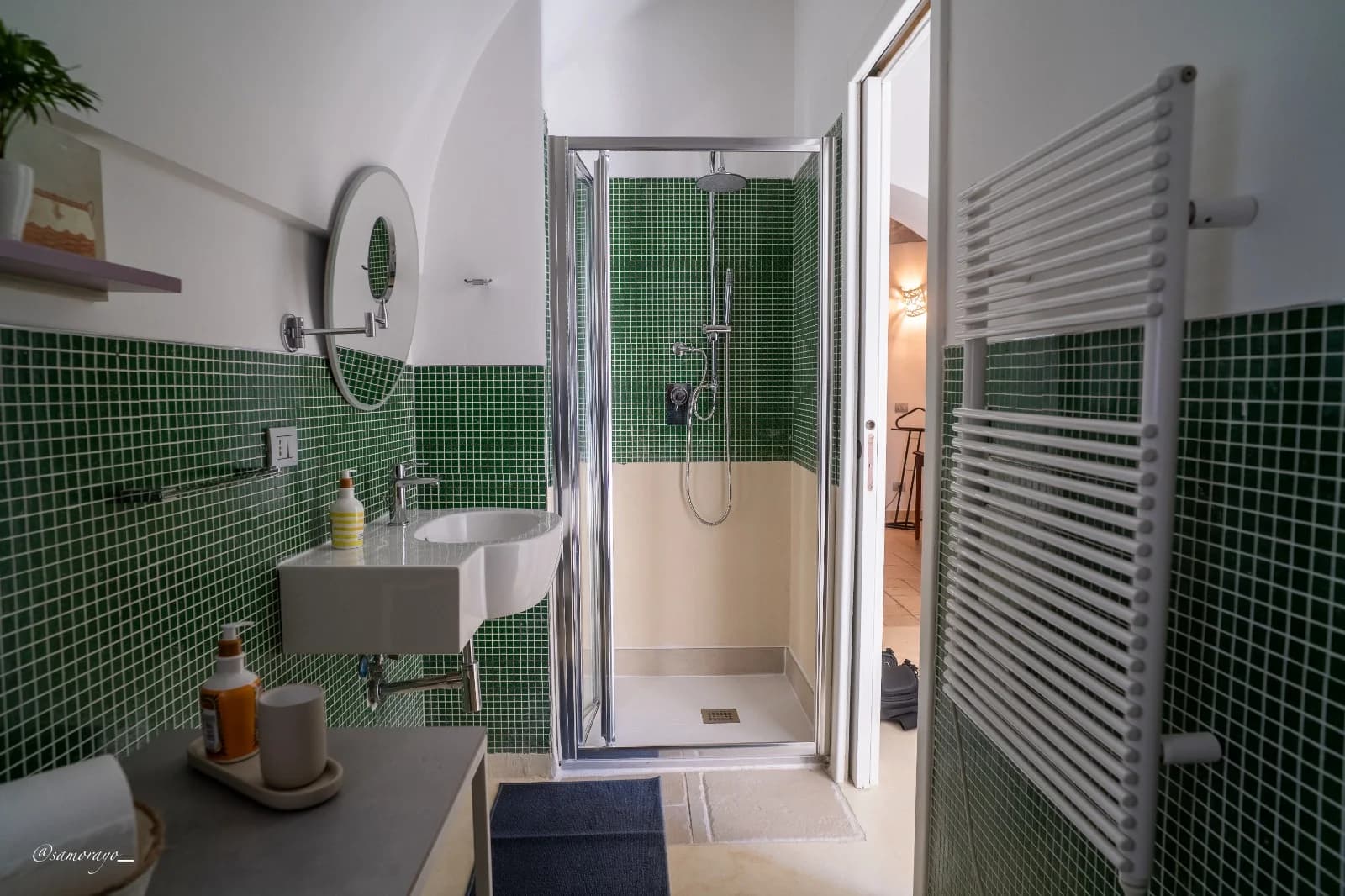 Doccia con box in vetro e lavabo del bagno en-suite