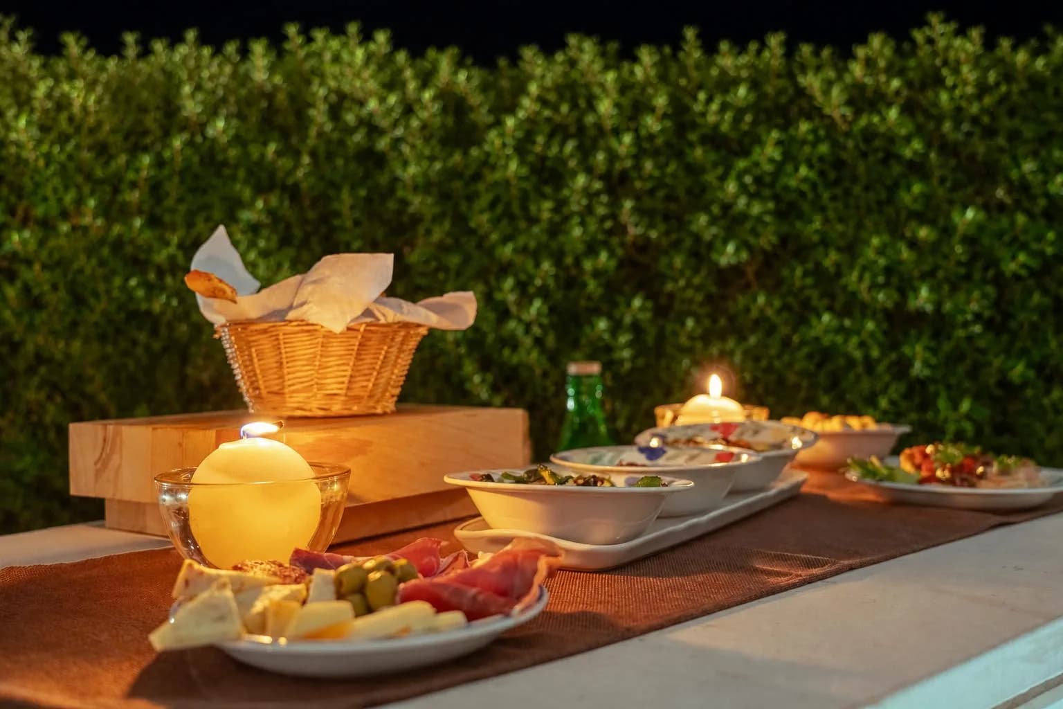 Aperitivo con candele in giardino la sera