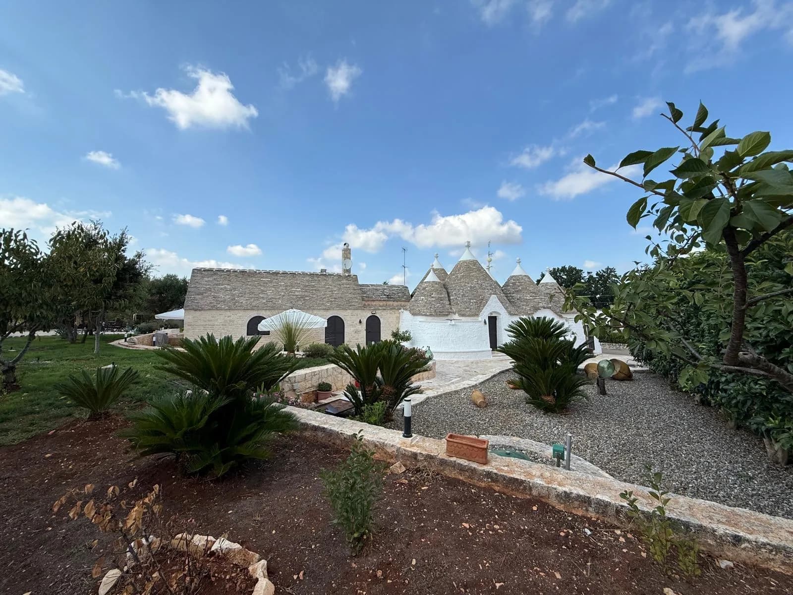 I trulli e il giardino mediterraneo al tramonto