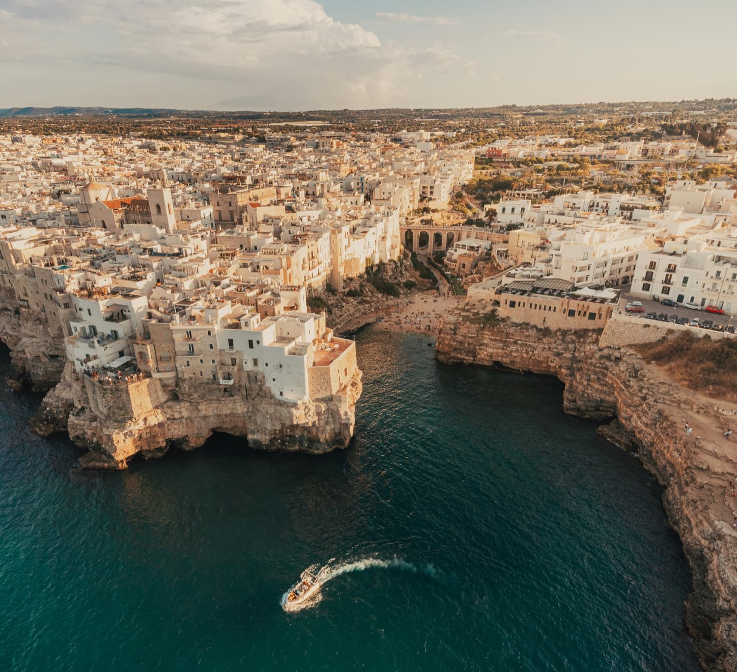 Polignano a Mare, borgo a picco sul mare