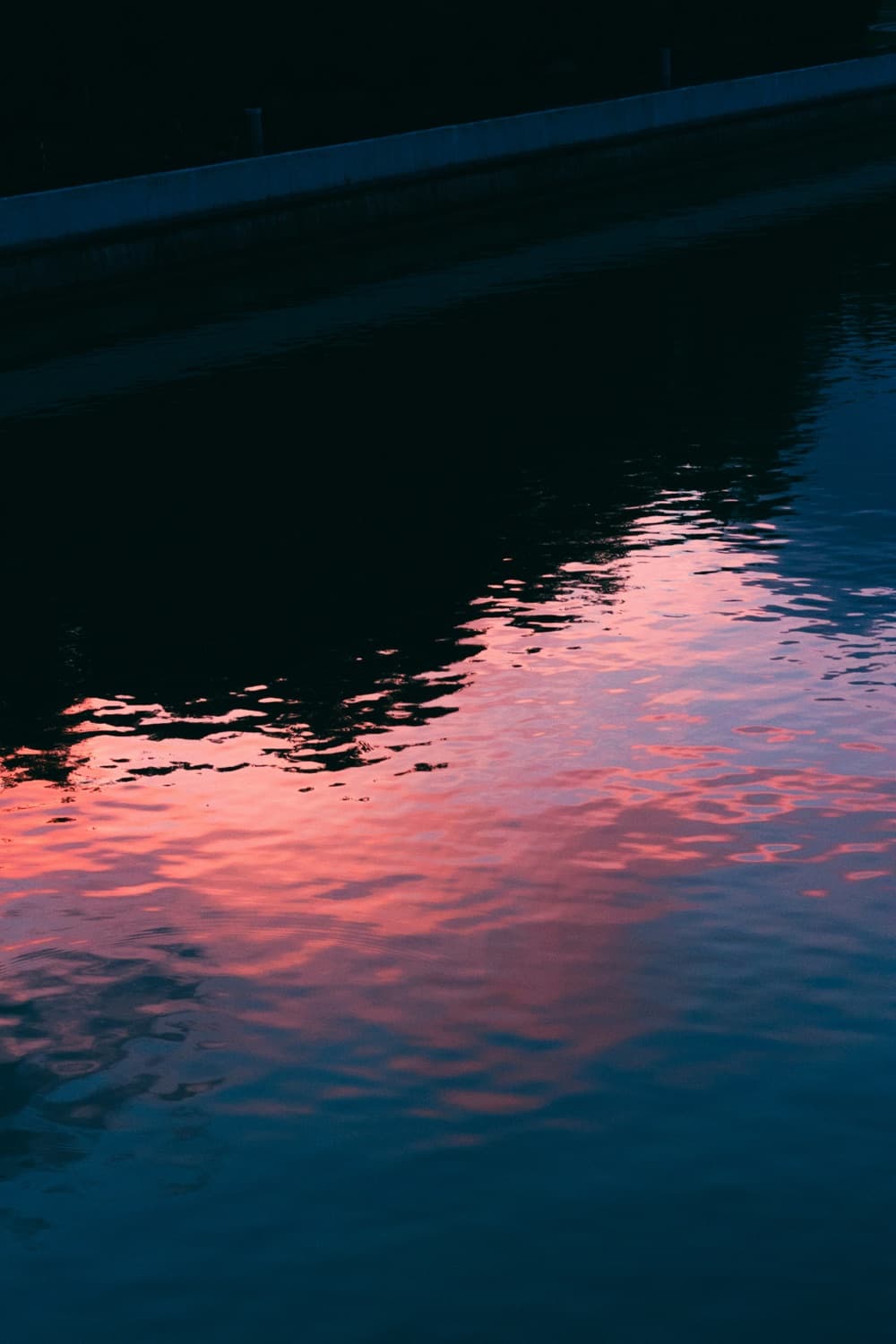 Piscina al tramonto — luce dorata sulla Valle d'Itria
